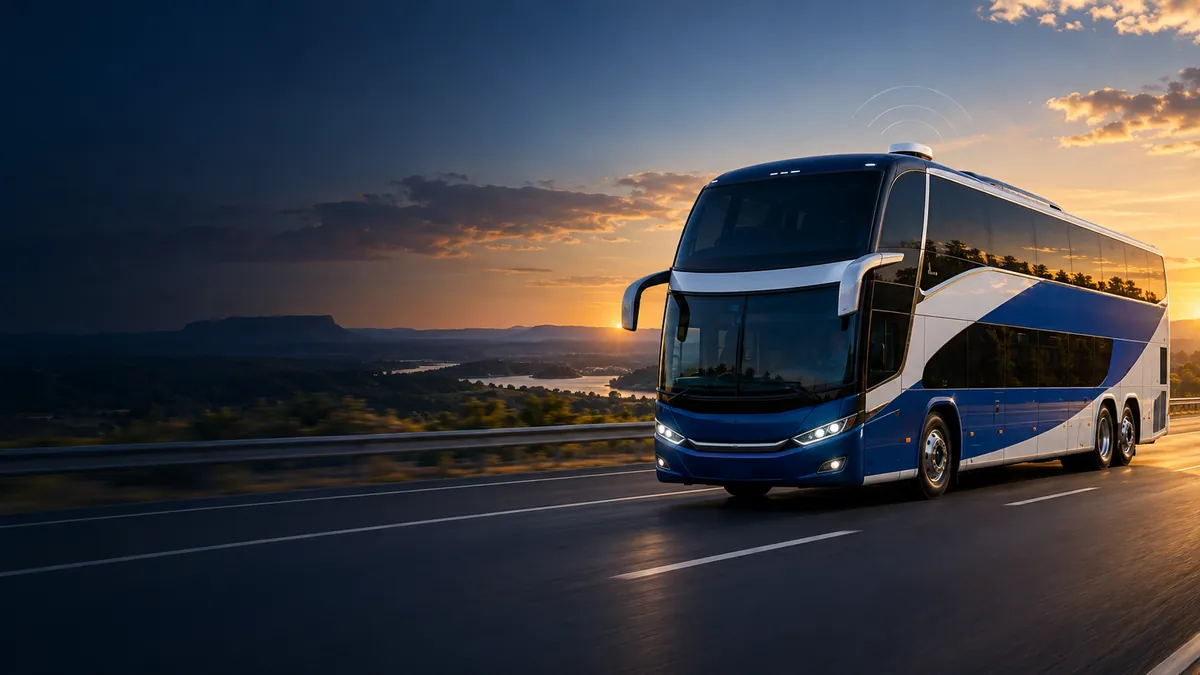 Ilustração de ônibus rodoviário de dois andares em uma estrada ao pôr do sol